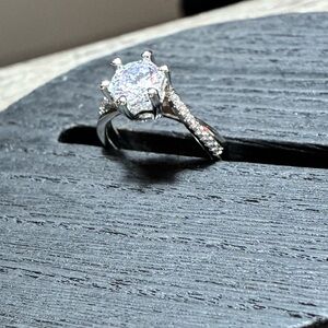 💎 NWT Sterling Silver Moissanite Solitaire Ring – Sizes 7 & 8 💎